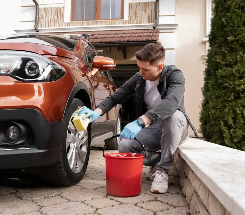 Lavage auto à domicile Viménil : professionnel intervenant sur un véhicule